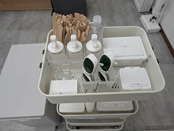 無人セルフ脱毛サロンの保湿美容ジェルや化粧水、へらなどの備え付けの備品